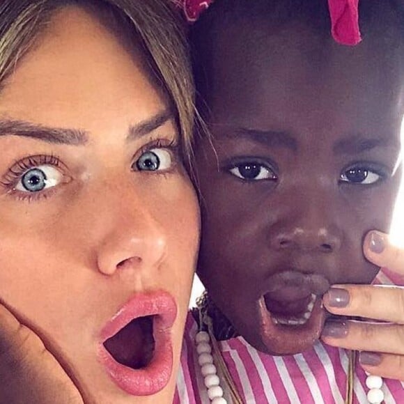 Títi, filha de Giovanna Ewbank e Bruno Gagliasso, invadiu vídeo da mãe: 'Quero comer logo! Se não eu vou morrer de fome!'