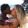 Títi, filha de Giovanna Ewbank e Bruno Gagliasso, deu um abraço apertado na mãe durante viagem pela África