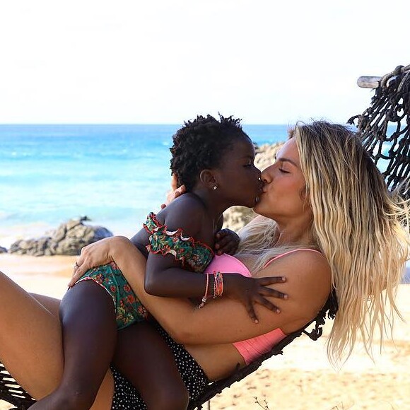 Títi, filha de Giovanna Ewbank e Bruno Gagliasso, deu um abraço apertado na mãe durante viagem pela África