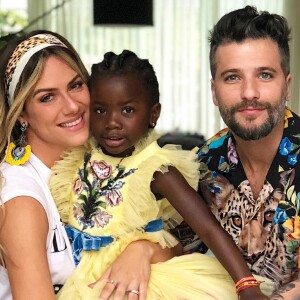 Títi, filha de Giovanna Ewbank e Bruno Gagliasso, interrompeu vídeo da mãe durante degustação de queijos e vinhos na África: 'Fome!'