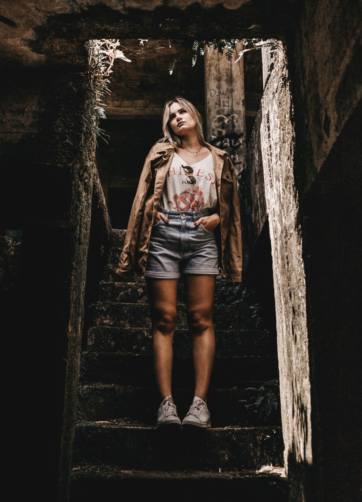 Foto: Short jeans de cintura alta com camiseta - detalhe para o nozinho na  lateral - garante um look moderno e bem descolado - Purepeople