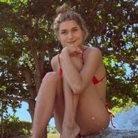 Sasha Meneghel estrela campanha beachwear e mostra corpo em fotos de biquíni