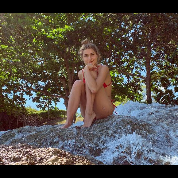 Sasha Meneghel estrela campanha de moda praia para a marca Live Oficial