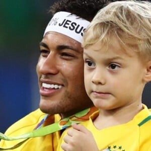 No lugar da garra d'água, Davi Lucca, filho de Neymar, usou um pote de Nutella