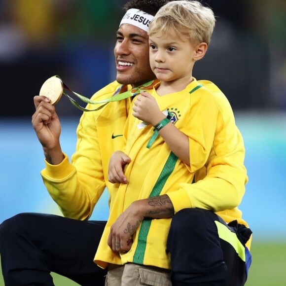 No lugar da garra d'água, Davi Lucca, filho de Neymar, usou um pote de Nutella