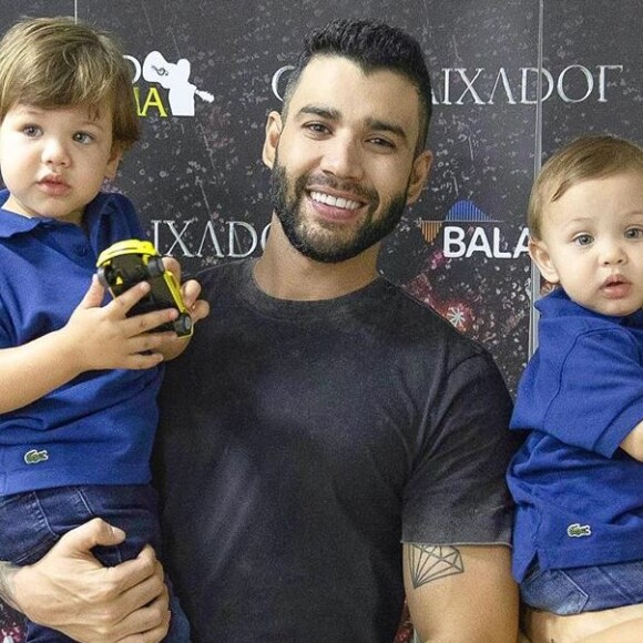 Gusttavo Lima dá comida para os filhos em dia de folga nesta quarta-feira, dia 10 de junho de 2019