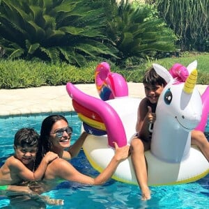 Juliana Paes postou uma selfie com o filho mais velho, Pedro, e os traços em comum impressionaram os fãs