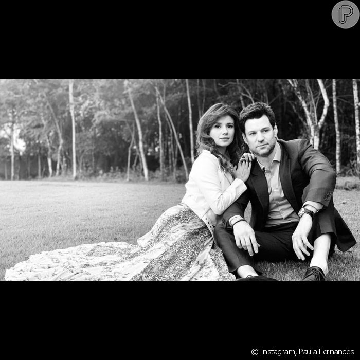 Paula Fernandes o namorado, Rony Cecconello, durante jogo de