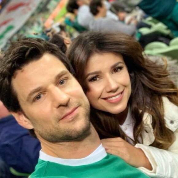Paula Fernandes e o namorado, Rony Cecconello, foram ao estádio assistir partida do Palmeiras contra o Internacional pela Copa do Brasil: 'Acompanhando o time do coração do mozão'