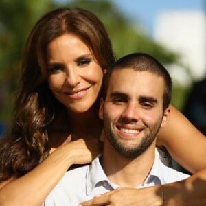 Ivete Sangalo se derreteu ao compartilhar vídeo do marido e do filho surfando juntos em praia do Rio