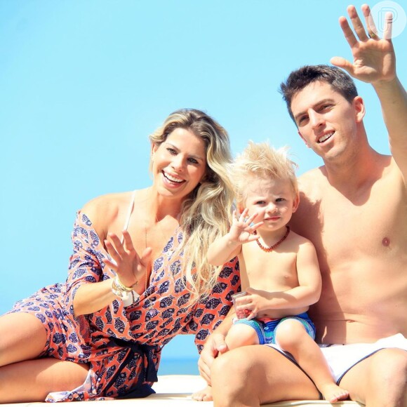 Karina Bacchi viajou com o marido e filho para Bahia