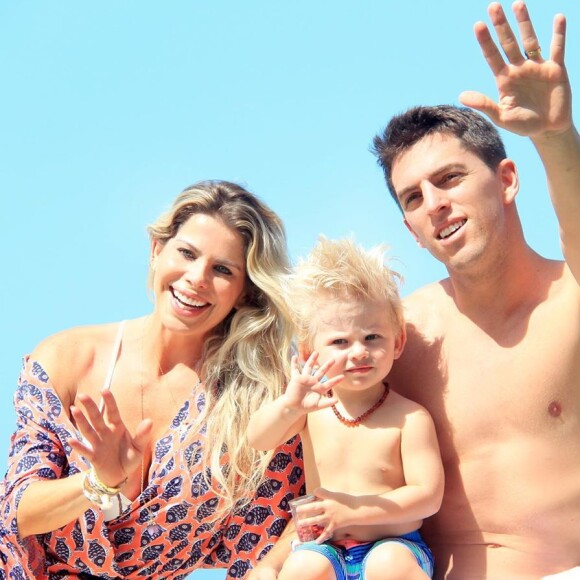 Karina Bacchi viajou com o marido e filho para Bahia