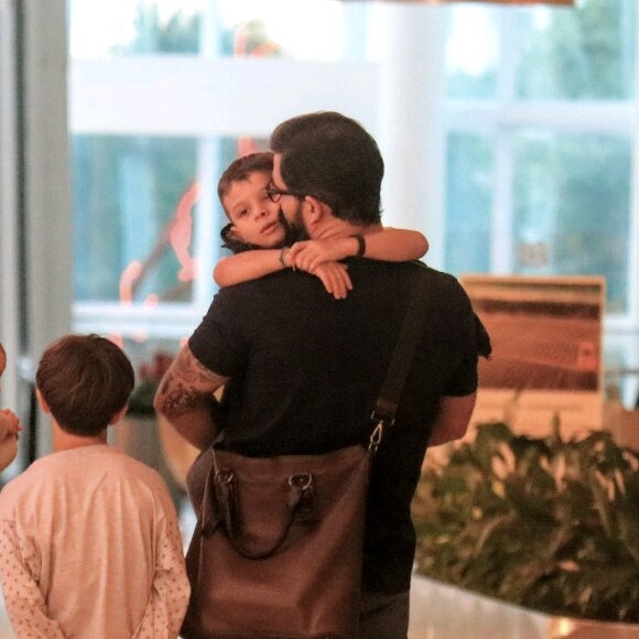 Juliano Cazarré é fotografado em passeio com a mulher e os três filhos em passeio em shopping no Rio de Janeiro, na noite desta quinta-feira, 11 de julho de 2019