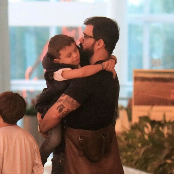 Juliano Cazarré é fotografado em passeio com a mulher e os três filhos em passeio em shopping no Rio de Janeiro, na noite desta quinta-feira, 11 de julho de 2019