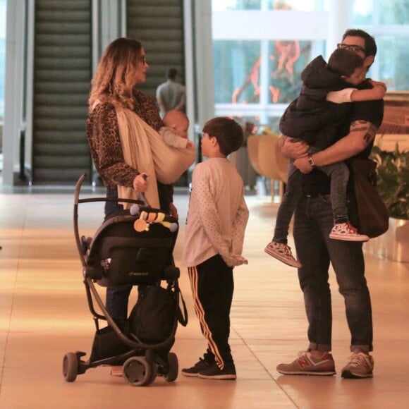 Juliano Cazarré é fotografado em passeio com a mulher e os três filhos em passeio em shopping no Rio de Janeiro, na noite desta quinta-feira, 11 de julho de 2019