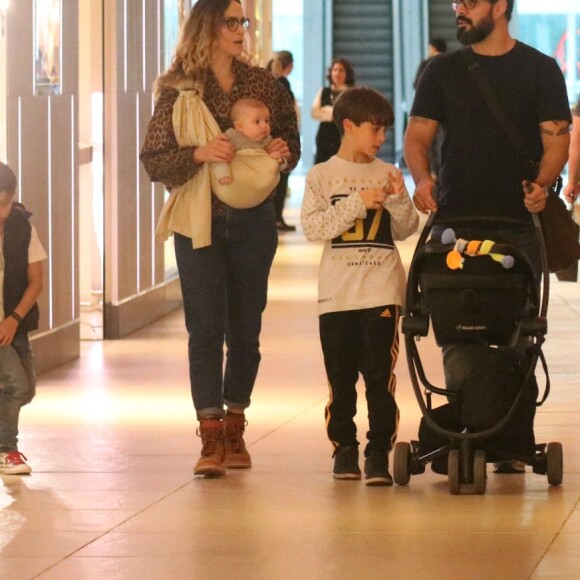 Juliano Cazarré é fotografado em passeio com a mulher e os três filhos em passeio em shopping no Rio de Janeiro, na noite desta quinta-feira, 11 de julho de 2019