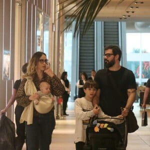 Juliano Cazarré é fotografado em passeio com a mulher e os três filhos em passeio em shopping no Rio de Janeiro, na noite desta quinta-feira, 11 de julho de 2019