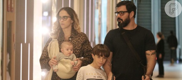 Juliano Cazarré é fotografado em passeio com a mulher e os três filhos em passeio em shopping no Rio de Janeiro, na noite desta quinta-feira, 11 de julho de 2019