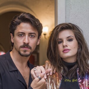 Jerônimo (Jesuíta Barbosa) manda Vanessa (Camila Queiroz) pegar dinheiro no cofre da TV na novela 'Verão 90'