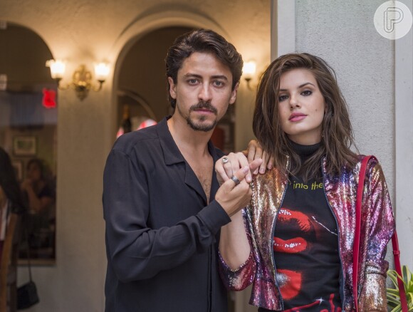 Jerônimo (Jesuíta Barbosa) manda Vanessa (Camila Queiroz) pegar dinheiro no cofre da TV na novela 'Verão 90'