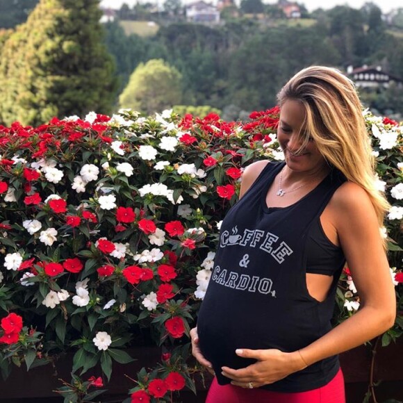 Manuella, filha de Ticiane Pinheiro, nasceu às 16h35, com 3,5 kg e 50 cm, de parto cesariana