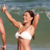 Juliana Paes aposta em biquíni branco com nó no top para dia de praia