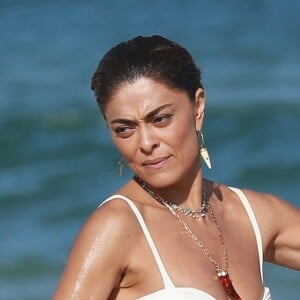 Juliana Paes exibe curvas em praia do Rio