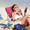 Juliana Paes bebe cerveja em praia