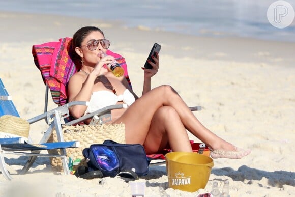 Juliana Paes bebe cerveja em praia