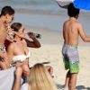 Juliana Paes curte praia com os filhos e amigo dos meninos
