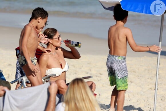 Juliana Paes curte praia com os filhos e amigo dos meninos