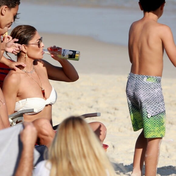 Juliana Paes curte praia com os filhos e amigo dos meninos