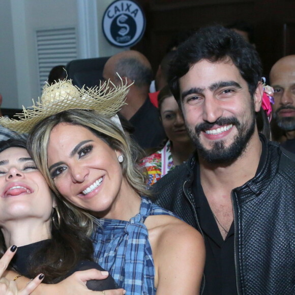 Thaila Ayala e Renato Góes posaram com Carol Sampaio no Arraiá do Copa neste sábado, 13 de julho de 2019