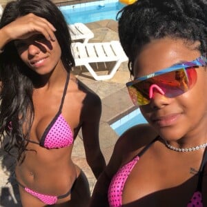 Ludmilla e Brunna Gonçalves apostam em modelo cortininha em foto neste domingo, dia 14 de julho de 2019