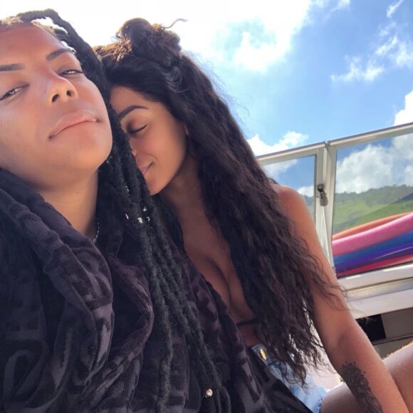 Ludmilla e Brunna Gonçalves exibem look igual em foto neste domingo, dia 14 de julho de 2019