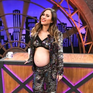 Grávida, Tatá Werneck usou conjunto com brilhou e deixou a barriga de fora em um dos programas desta temporada