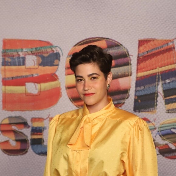Yasmin Gomlevsky elegeu uma blusa amarela vibrante com styling de Roberta Campos para a festa da novela 'Bom Sucesso', nesta segunda-feira, dia 15 de julho de 2019