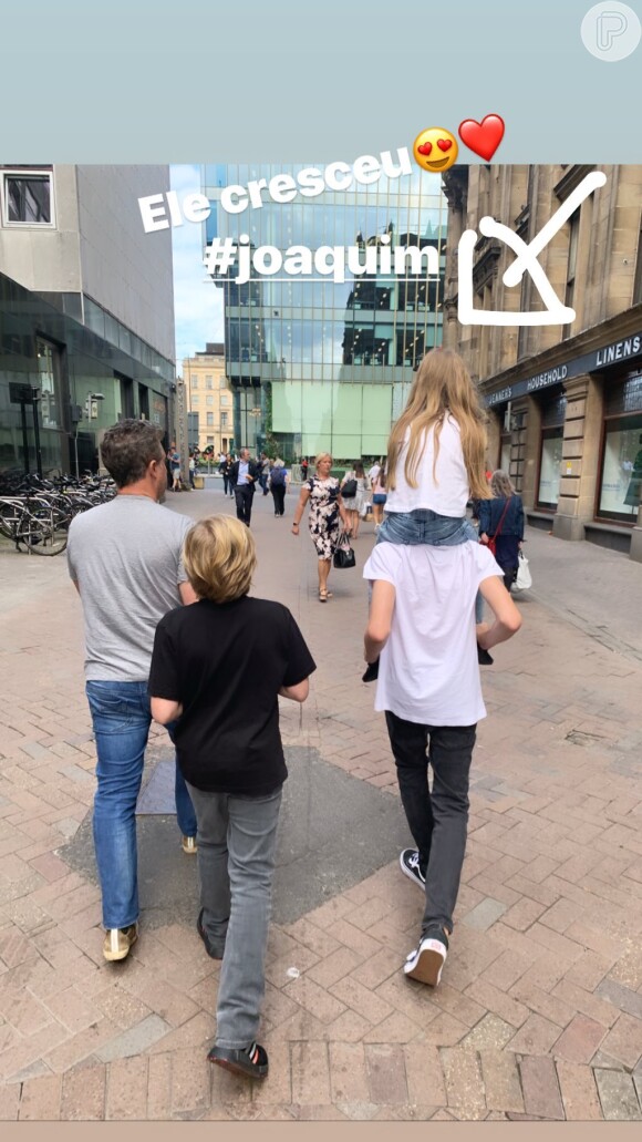 Angélica fotografou o filho mais velho, Joaquim, com a caçula, Eva, nas costas, durante passeio em família