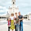 Angélica e Luciano Huck estão de férias na Europa com a família: a primeira parada dos cinco foi no Santuário de Fátima, em Portugal