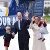Kate Middleton e Príncipe William planejam festa com castelo inflável e mágico profissional