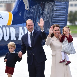 Kate Middleton e Príncipe William planejam festa com castelo inflável e mágico profissional