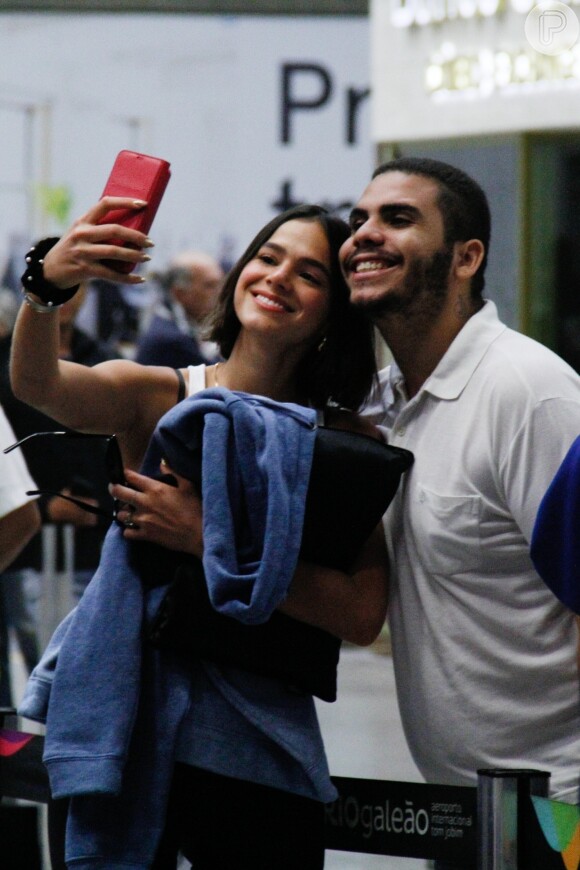 Bruna Marquezine distribui sorrisos e selfies ao desembarcar em aeroporto