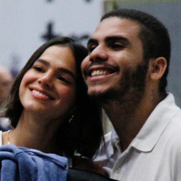 Bruna Marquezine distribui sorrisos e selfies ao desembarcar em aeroporto