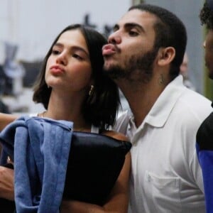 Bruna Marquezine faz biquinho em foto com fã