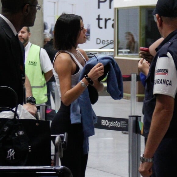 Bruna Marquezine apostou em look confortável para viajar