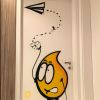 Vinícius Martinez mostra porta do quarto de Davi Lucca graffitada pelo artista Rodrigo Locones 