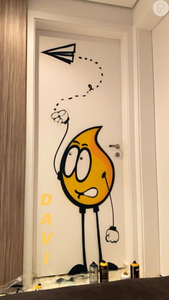 Vinícius Martinez mostra porta do quarto de Davi Lucca graffitada pelo artista Rodrigo Locones 