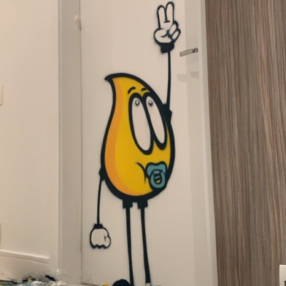 Vinícius Martinez mostra porta do quarto do filho, Valentin, graffitada pelo artista Rodrigo Locones 