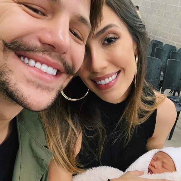 Gabi Brandt e Saulo Poncio são os pais do pequeno Davi