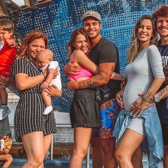 Gabi Brandt e Saulo Poncio vão morar com a família do cantor em uma mansão com 3 casas interligadas